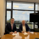 εκ μέρους του Διεθνούς Πανεπιστημίου της Ελλάδος ο Πρύτανης, Καθηγητής, Σταμάτης Αγγελόπουλος και εκ μέρους του Εθνικού Κέντρου Έρευνας και Τεχνολογικής Ανάπτυξης ο Πρόεδρος ΔΣ, Δρ. Ευάγγελος Μπεκιάρης.