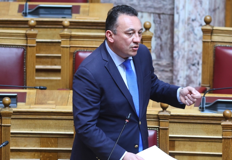 «Πήρα την τσάντα του γιου μου και τον ρώτησα: "Πέτρες έχεις εδώ μέσα;"» - Η προσωπική εμπειρία του υφυπουργού για τις βαριές σχολικές τσάντες