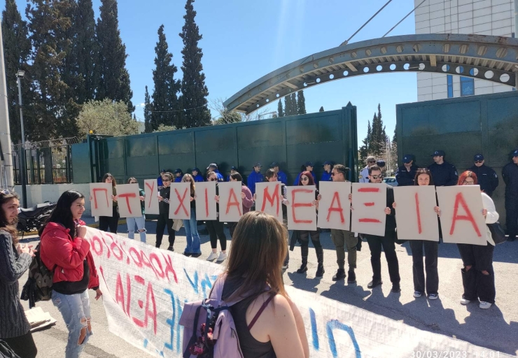 Συγκέντρωση φοιτητών στο υπ. Παιδείας για τα επαγγελματικά δικαιώματα των πτυχιούχων Μηχανικών