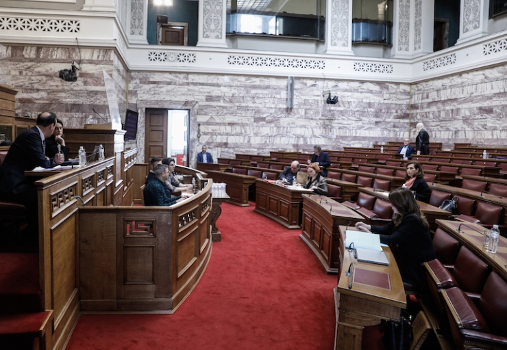 Με τις ψήφους ΝΔ και ΚΙΝΑΛ δεκτό επί της αρχής το νομοσχέδιο για τη σχολική βία  