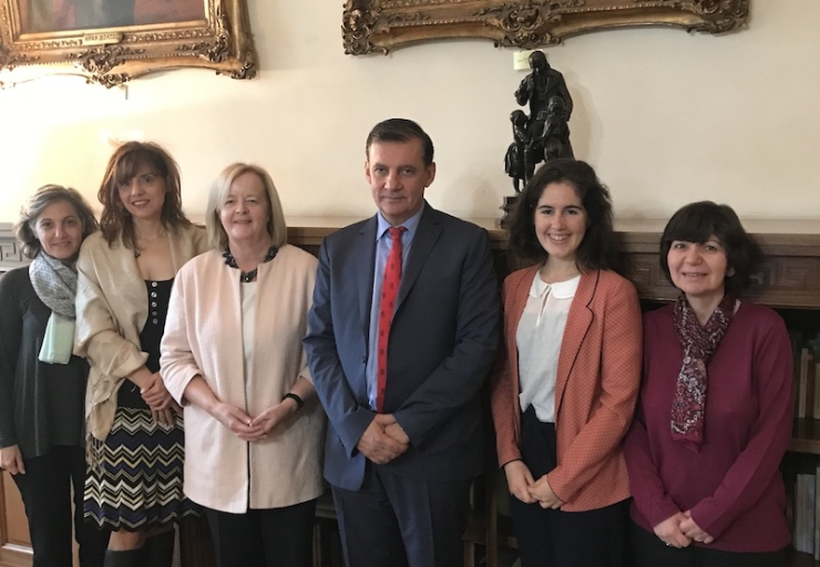 Mε την νέα Πρέσβη της Ιρλανδίας στην Ελλάδα συναντήθηκε ο Πρύτανης του ΕΚΠΑ
