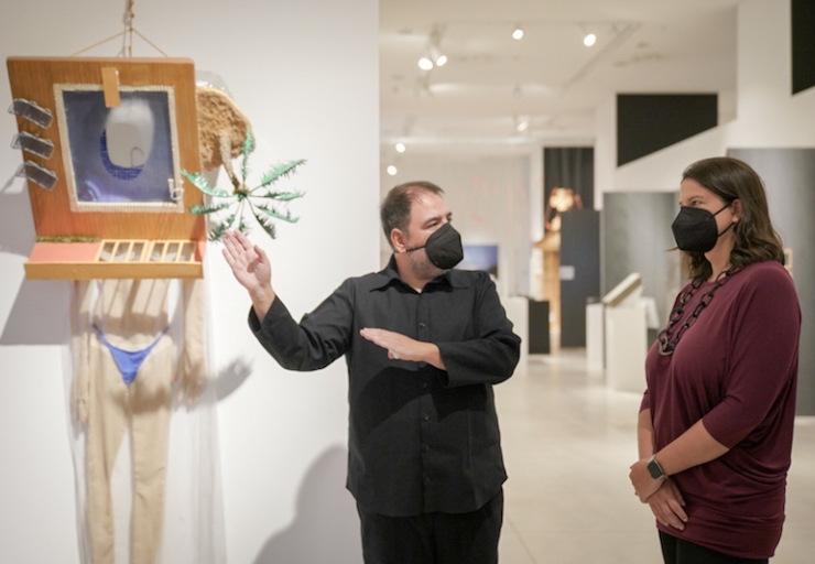 H  υπ. Παιδείας  στην έκθεση SYMBOLS & iconic ruin στο Εθνικό Μουσείο Σύγχρονης Τέχνης
