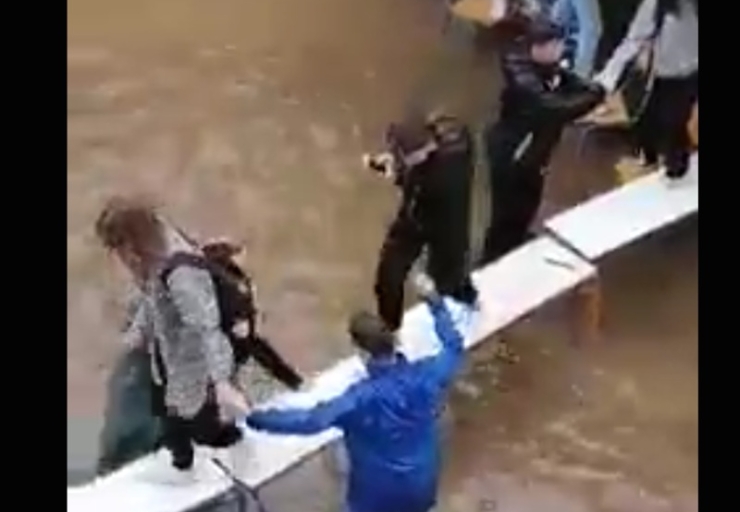 Κακοκαιρία (Βίντεο): Μαθητές εξέρχονται από το πλημμυρισμένο σχολείο περπατώντας σε "θρανιογέφυρα"