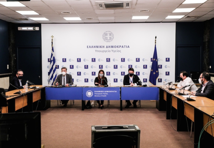 Υφυπουργός παρά τω Πρωθυπουργώ: Τι είπε εκπαιδευτικός  83 ετών  όταν επέστρεψε  στο σχολείο για να διδάξει  χάρη στον εμβολιασμό του