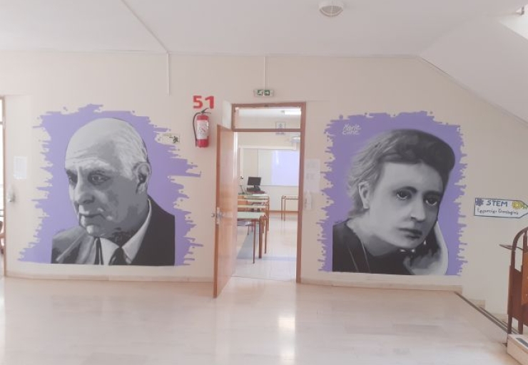   Τοίχοι-πινακοθήκες: ο Αϊνστάιν συναντά τον Ελύτη σε σχολικούς διαδρόμους