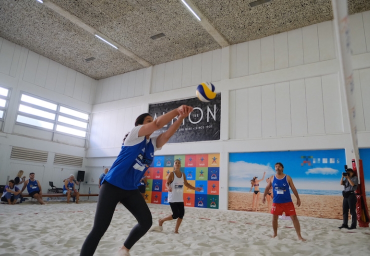 Η Ν. Κεραμέως παίζει Beach Volley  με   υπαλλήλους του υπ. Παιδείας 