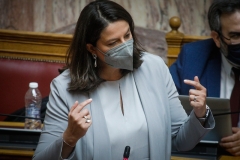 Το «ξέσπασμα» της Ν. Κεραμέως  κατά του Α. Τσίπρα  στη Βουλή: Λέγατε θα μείνουν έξω από τα ΑΕΙ 30-40.000 περισσότεροι  από πέρυσι και η πραγματικότητα είναι  9.000