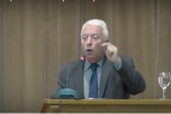 Το “ξέσπασμα” του Κ. Μουτζούρη ενώπιον του υπουργού Παιδείας (Βίντεο) 