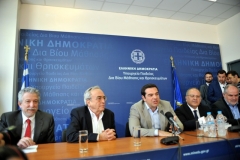 Με  background το λογότυπο  της Α. Διαμαντοπούλου η  συνέντευξη του Α. Τσιπρα στο υπουργείο Παιδείας 